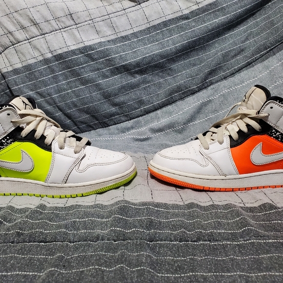 Nike Air Jordan Mid Composition Notebook
Size: 5.5 - Picture 2 of 6